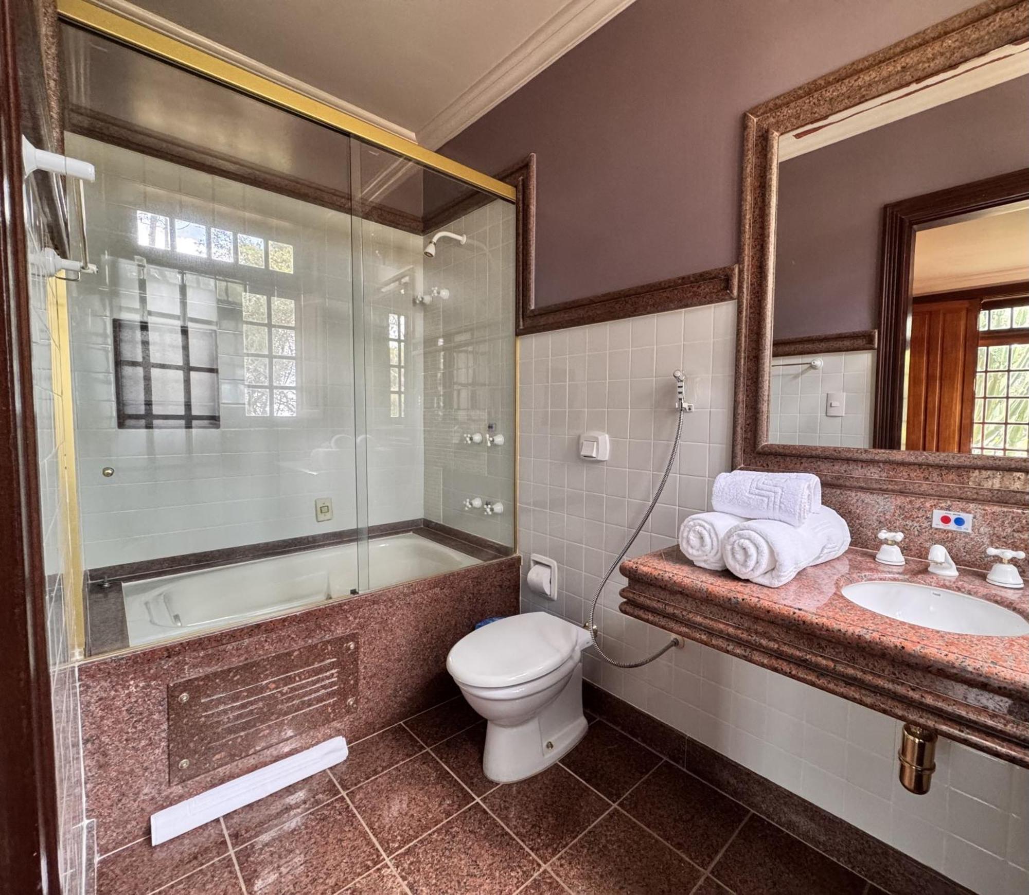 Aroso Paco Hotel Pedra Azul  Exterior photo A bathroom in a hotel
